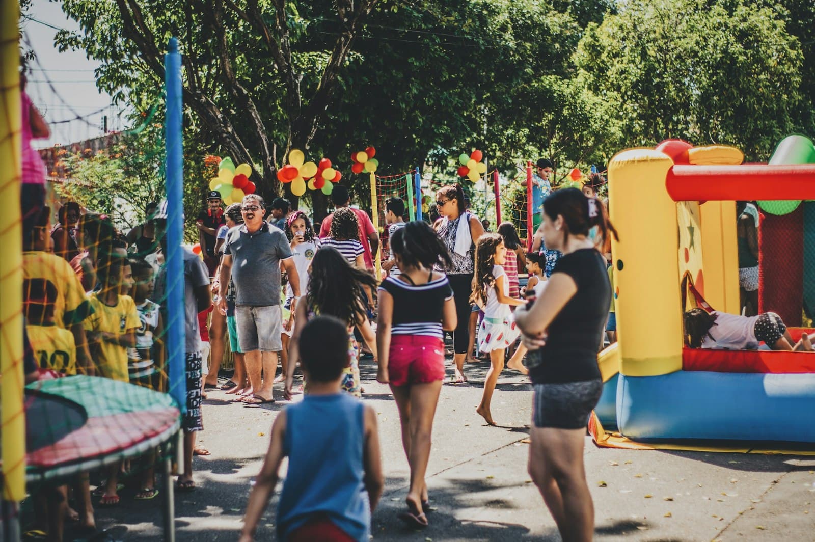 Cumpleaños al aire libre con juegos inflables y globos
